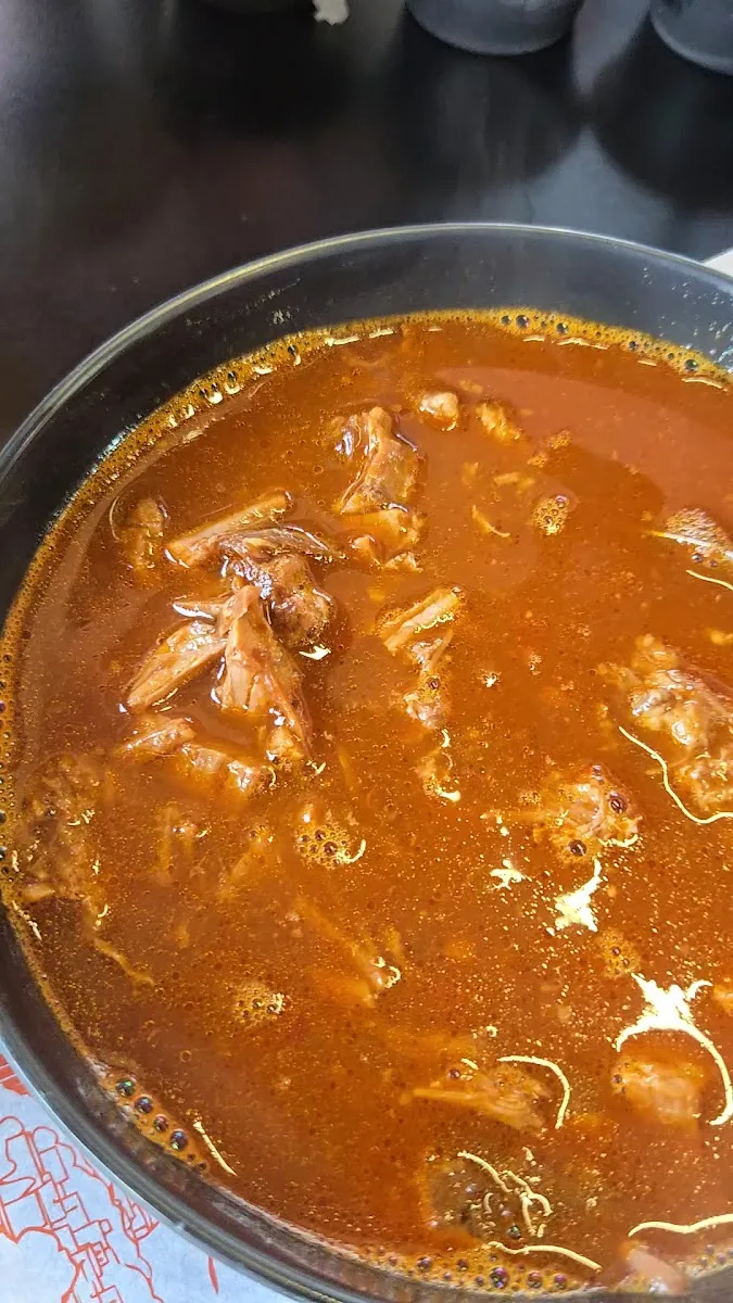 Plato hondo de consomé de birria
