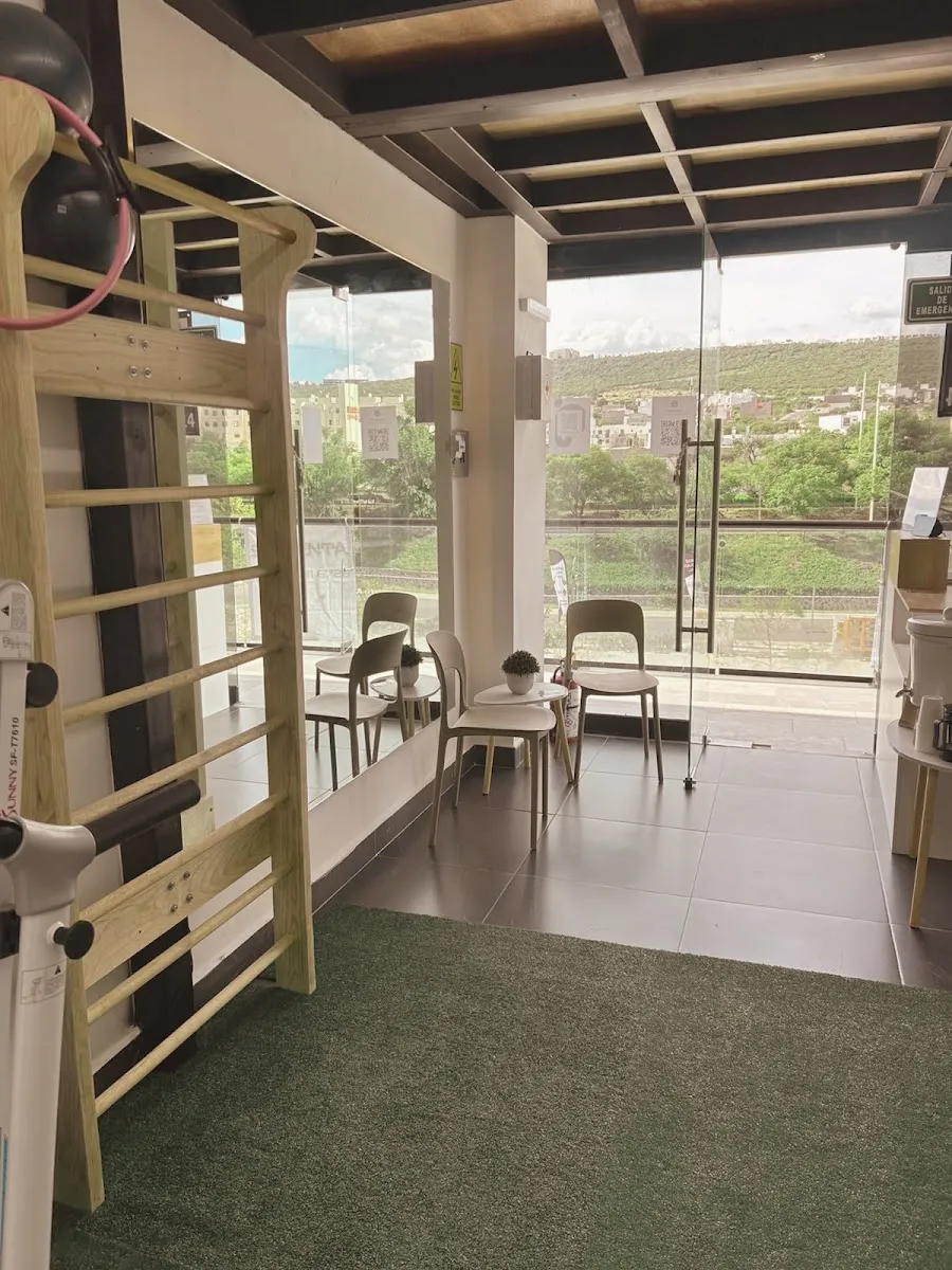 Sala de la clínica con ventanales hacia el cerro