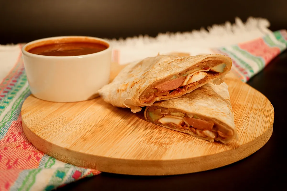 Burrito con salsa roja