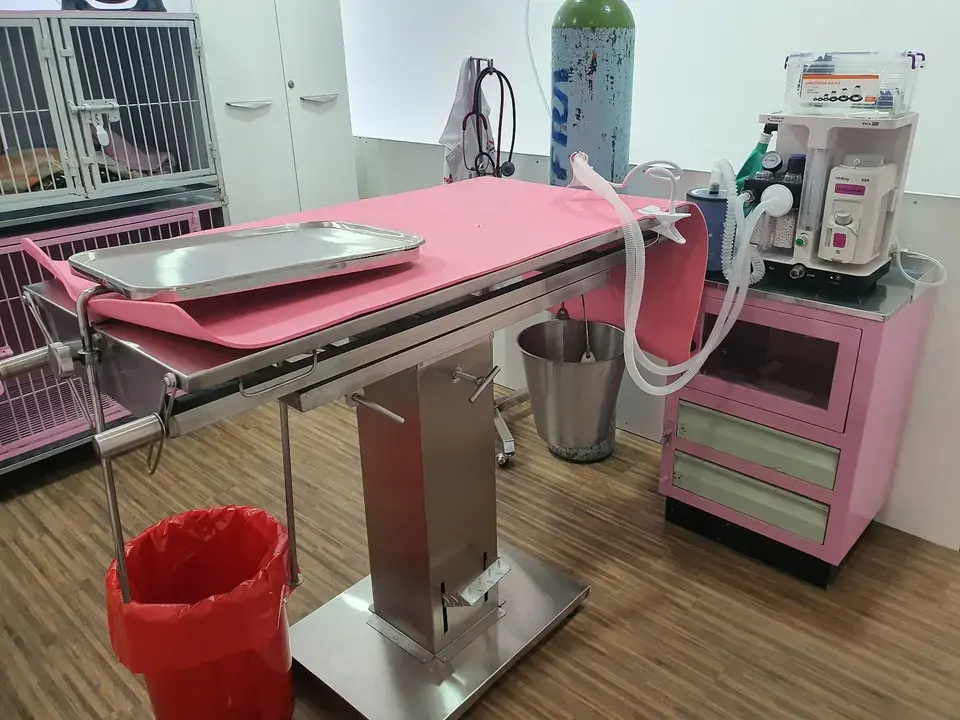 Consultorio con mesa de exploración y equipo médico