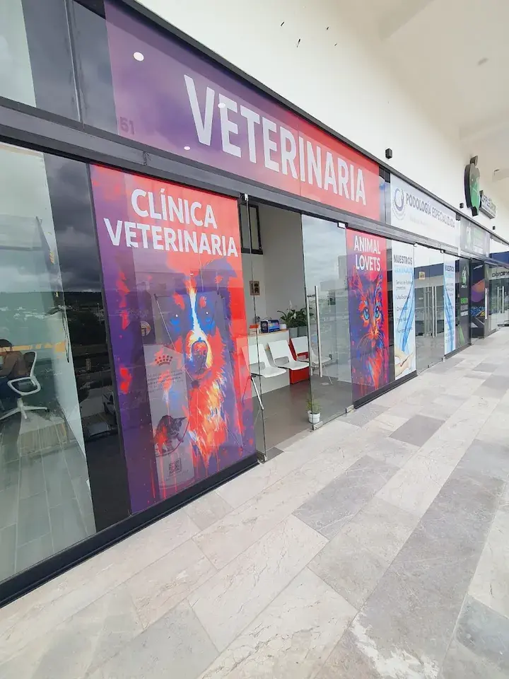 Fachada de la clínica con el letrero «Clínica veterinaria»