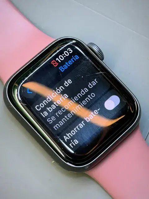 Apple Watch Series 5 con aviso de batería