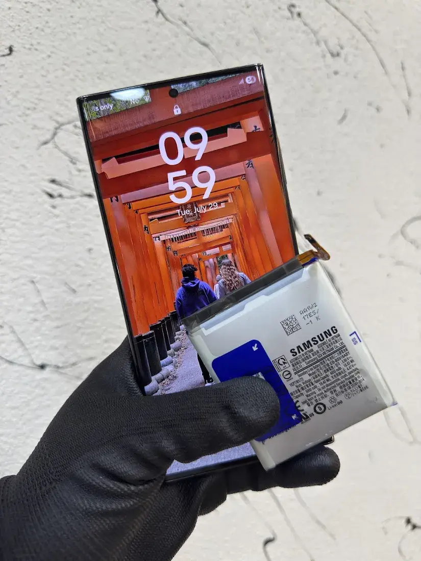 Celular Samsung junto a su batería