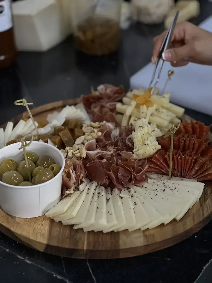 Tabla de quesos, carnes frías y aceitunas