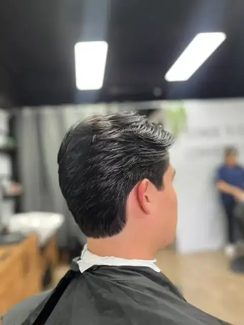 Corte clásico peinado hacia atrás, visto de espaldas