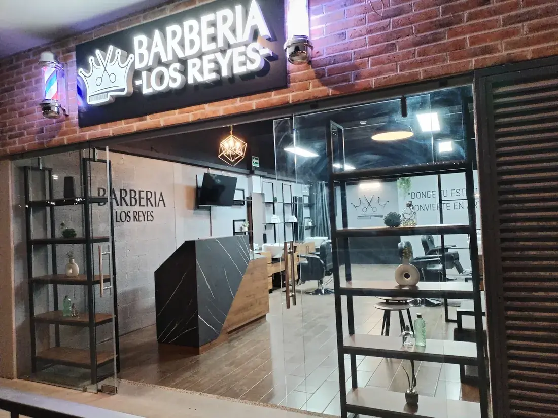 Fachada de la barbería con su letrero iluminado