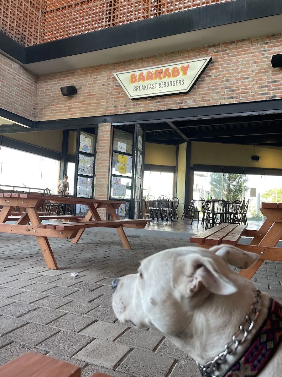 La entrada de Barnaby con su letrero sobre el muro de ladrillo