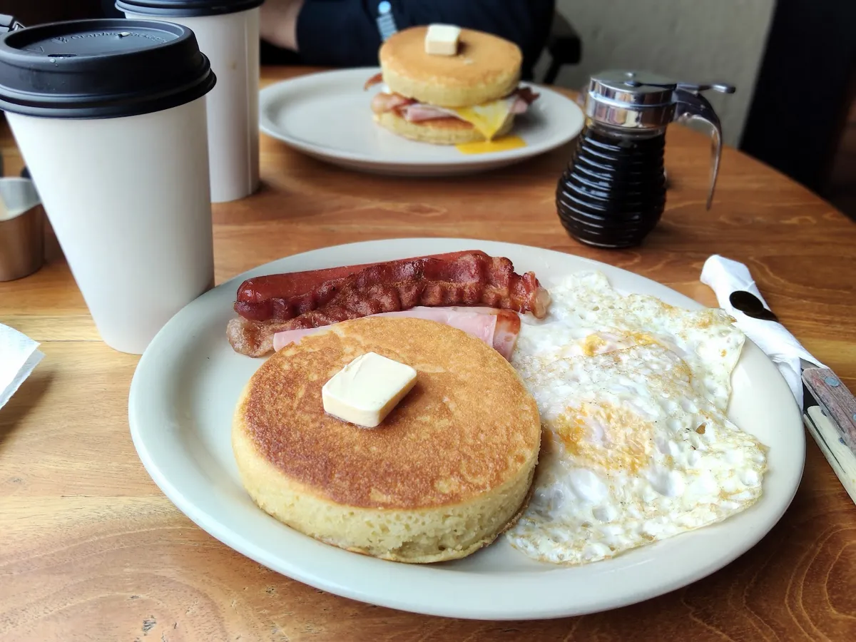 Hot cake con mantequilla, tocino y huevos estrellados