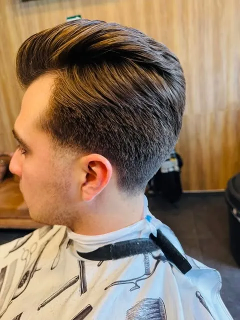 Corte clásico peinado hacia atrás