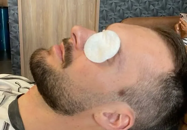 Arreglo de barba con toalla en los ojos