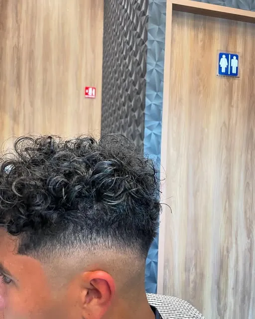 Cabello rizado con desvanecido