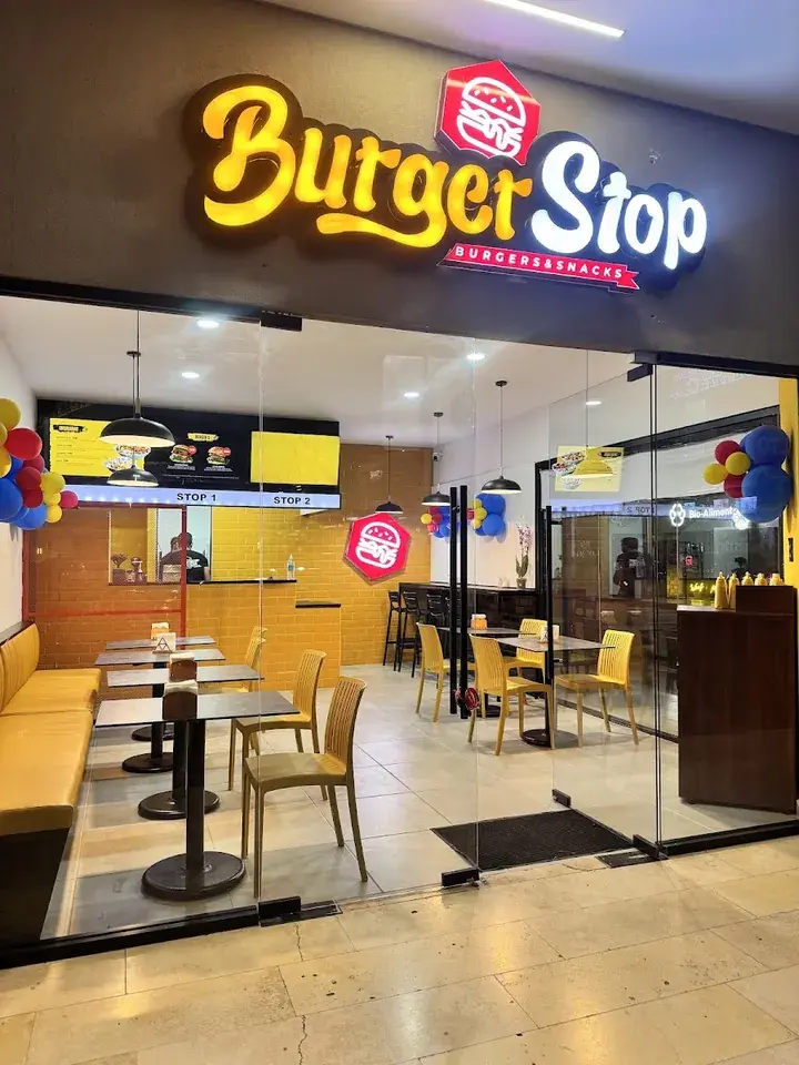 Entrada del local de Burger Stop en Epic Center Zákia