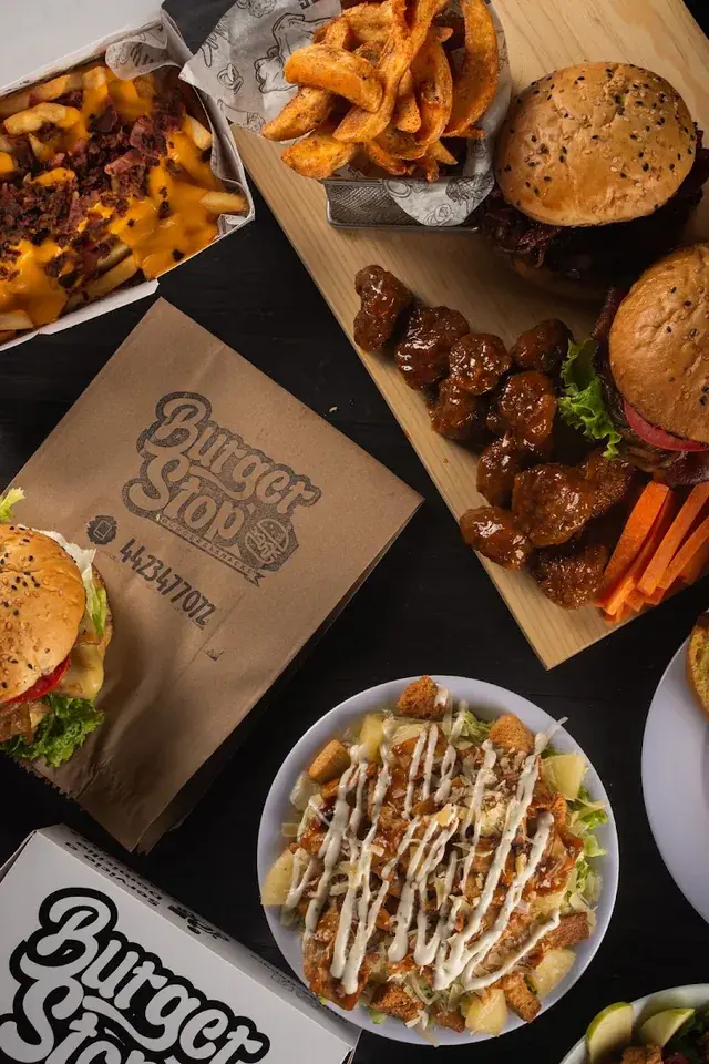 Hamburguesas, boneless y papas en una mesa