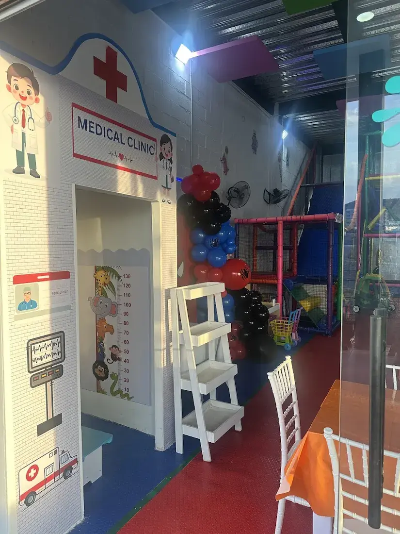 Consultorio de juguete en el área de juegos