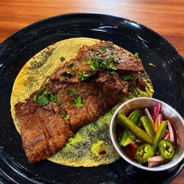 Taco de cortes en tortilla hecha a mano