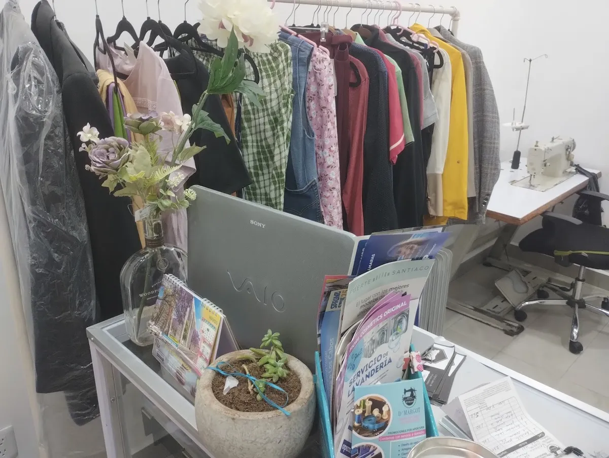 Ropa colgada lista para entregar