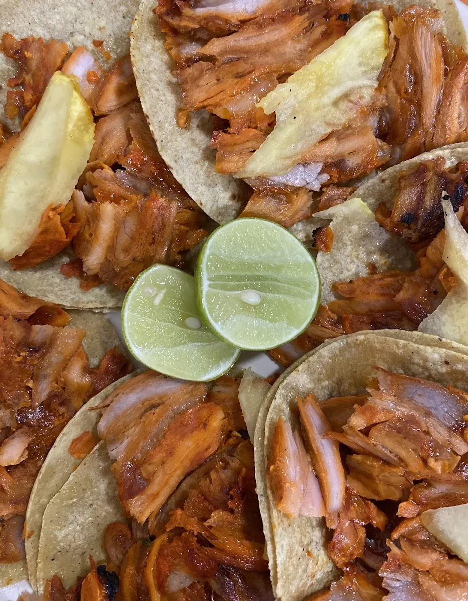 Tacos al pastor con piña y limón