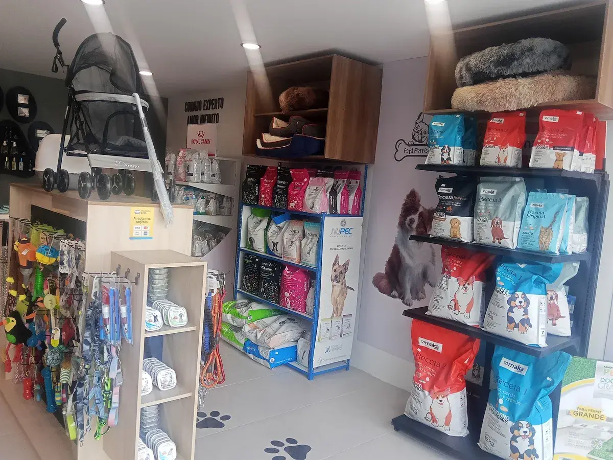 La tienda con bolsas de alimento y accesorios