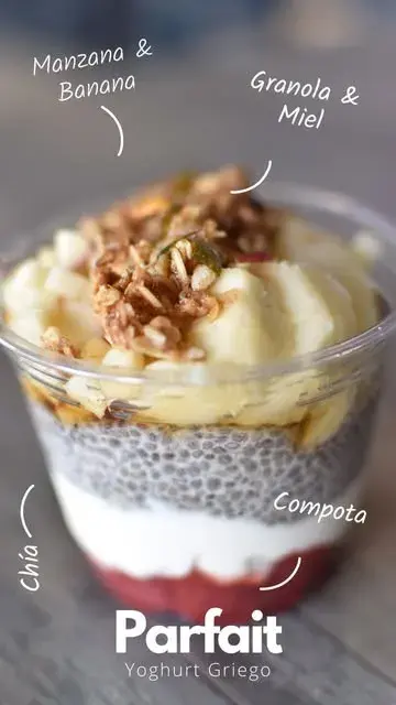 Parfait de yogurt griego con chía, granola y fruta