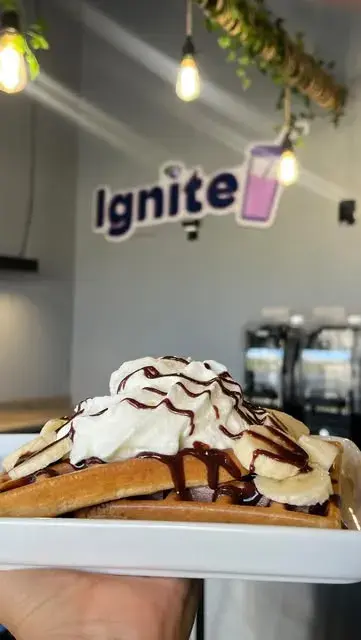Waffles con banana, crema y chocolate