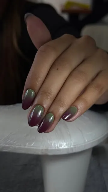 Uñas almendradas en tonos vino y verde olivo
