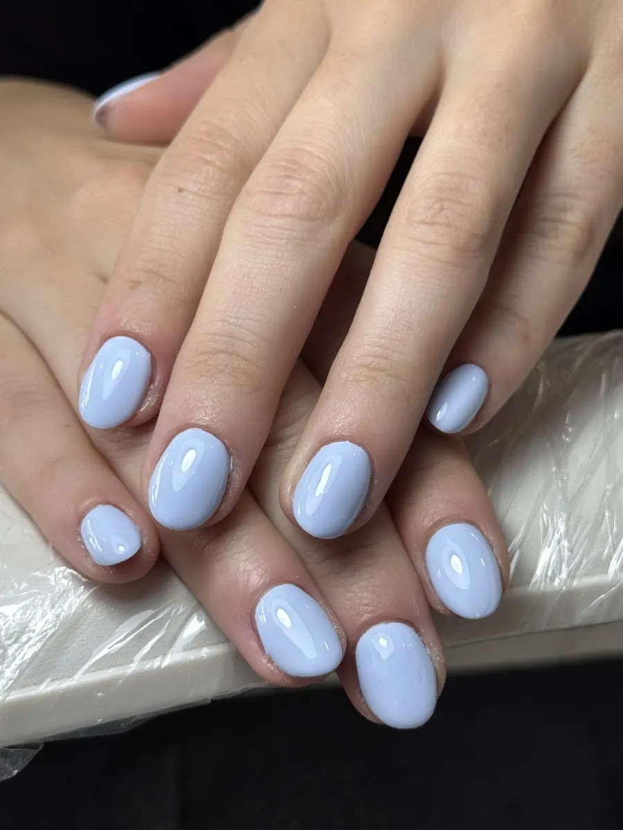 Uñas cortas en gel color lavanda