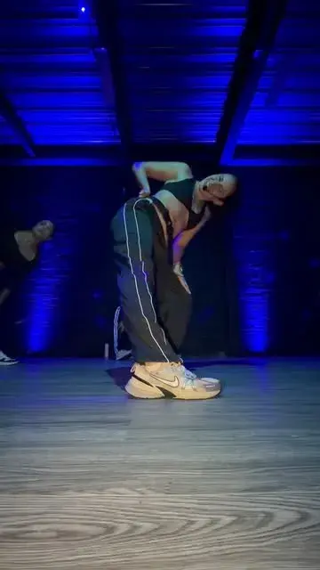 Coach que baila una coreografía frente al grupo