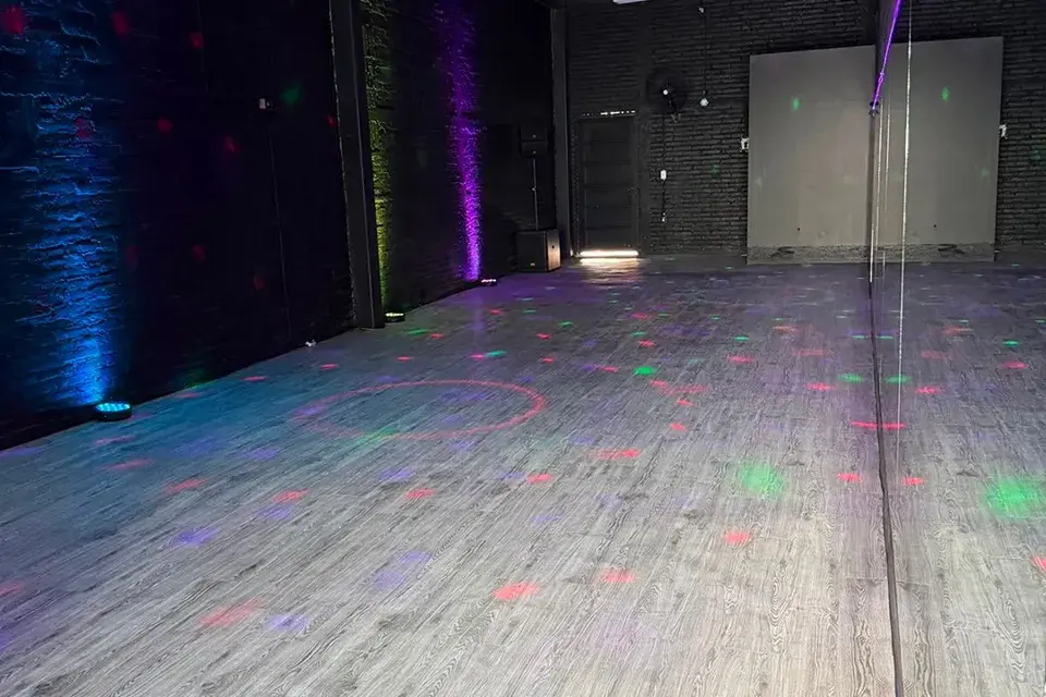 Salón vacío con piso de madera