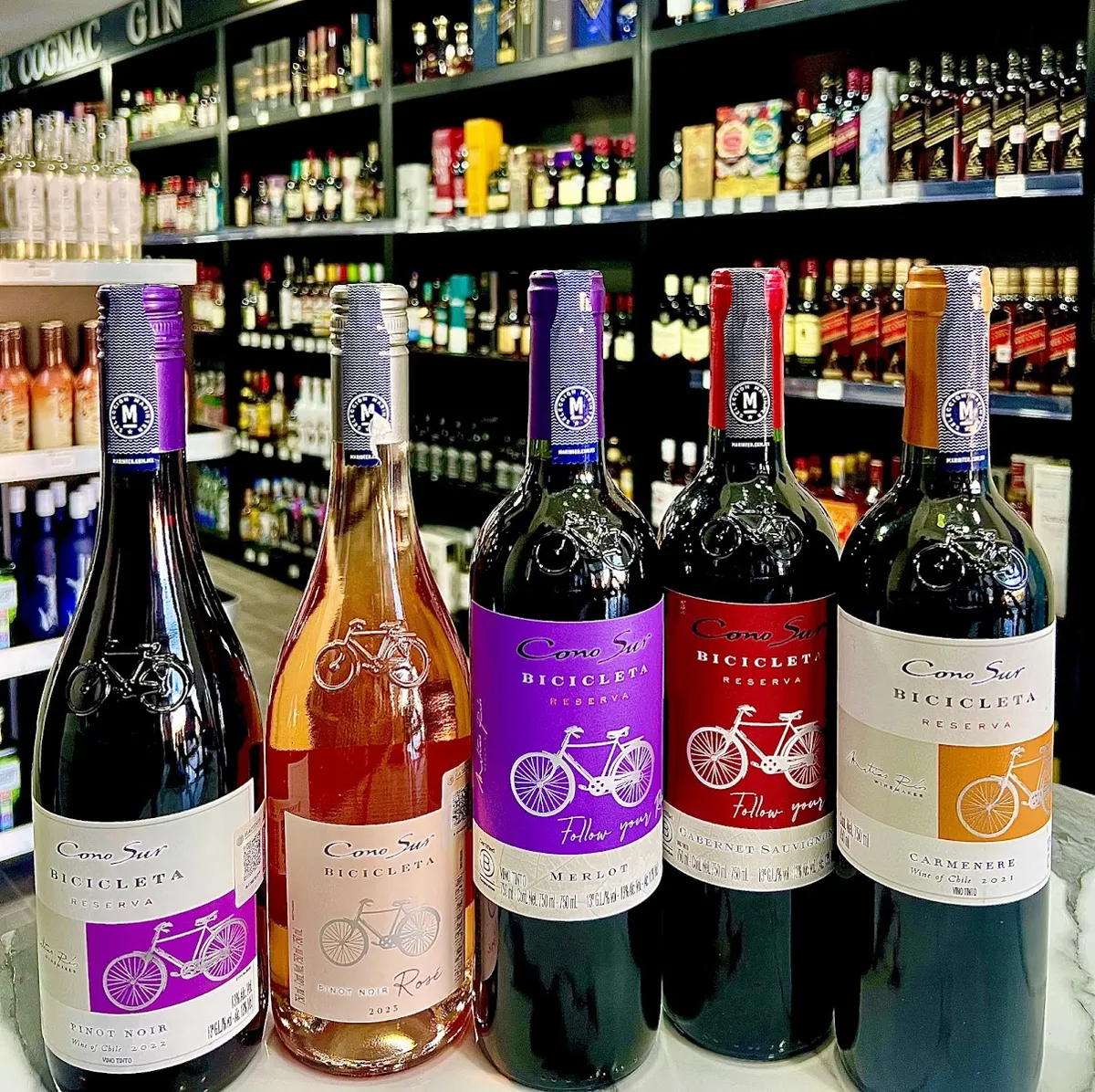 Botellas de vino tinto y rosado frente a los anaqueles
