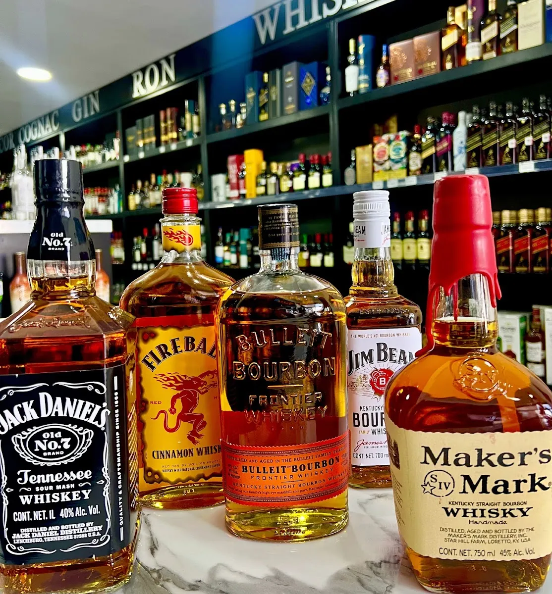 Botellas de whiskey y bourbon
