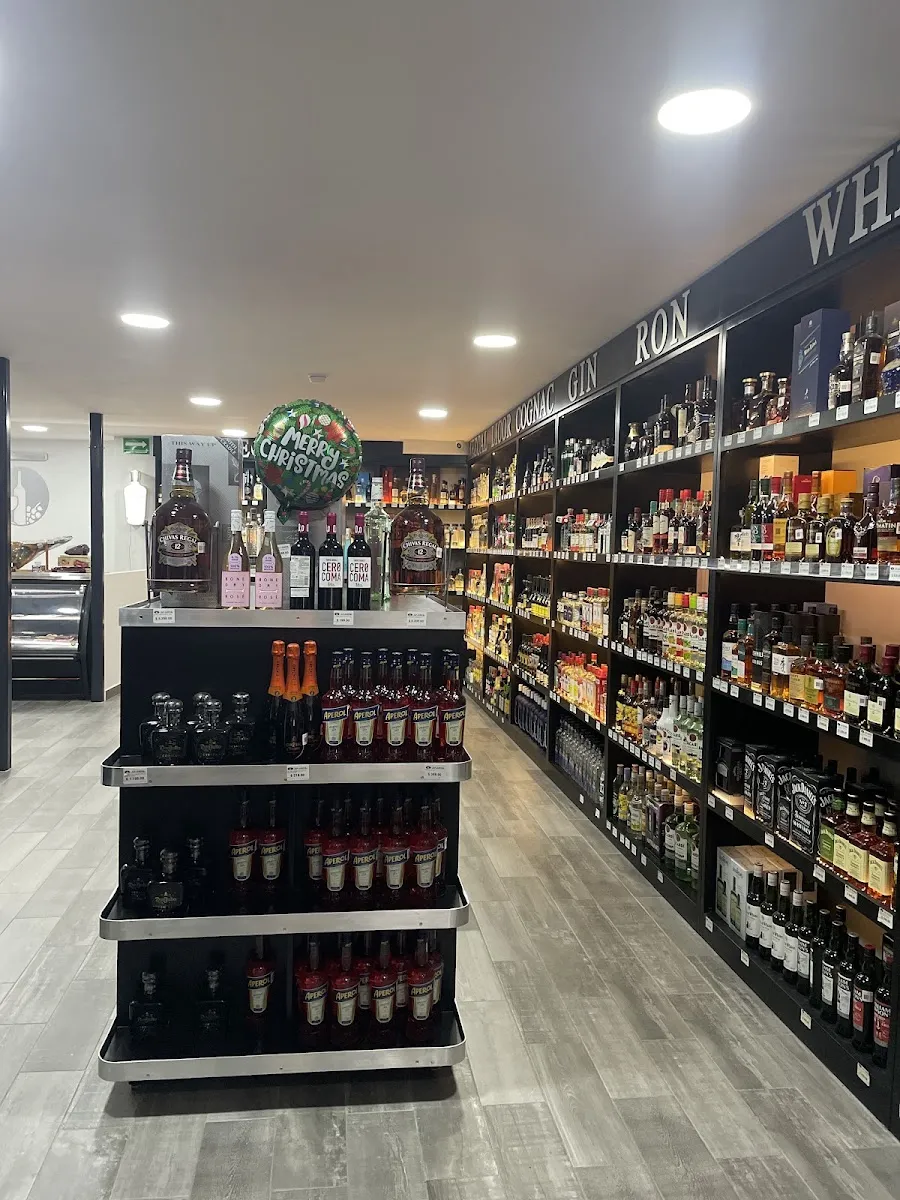 Pasillo con anaqueles de whisky, ron y vinos