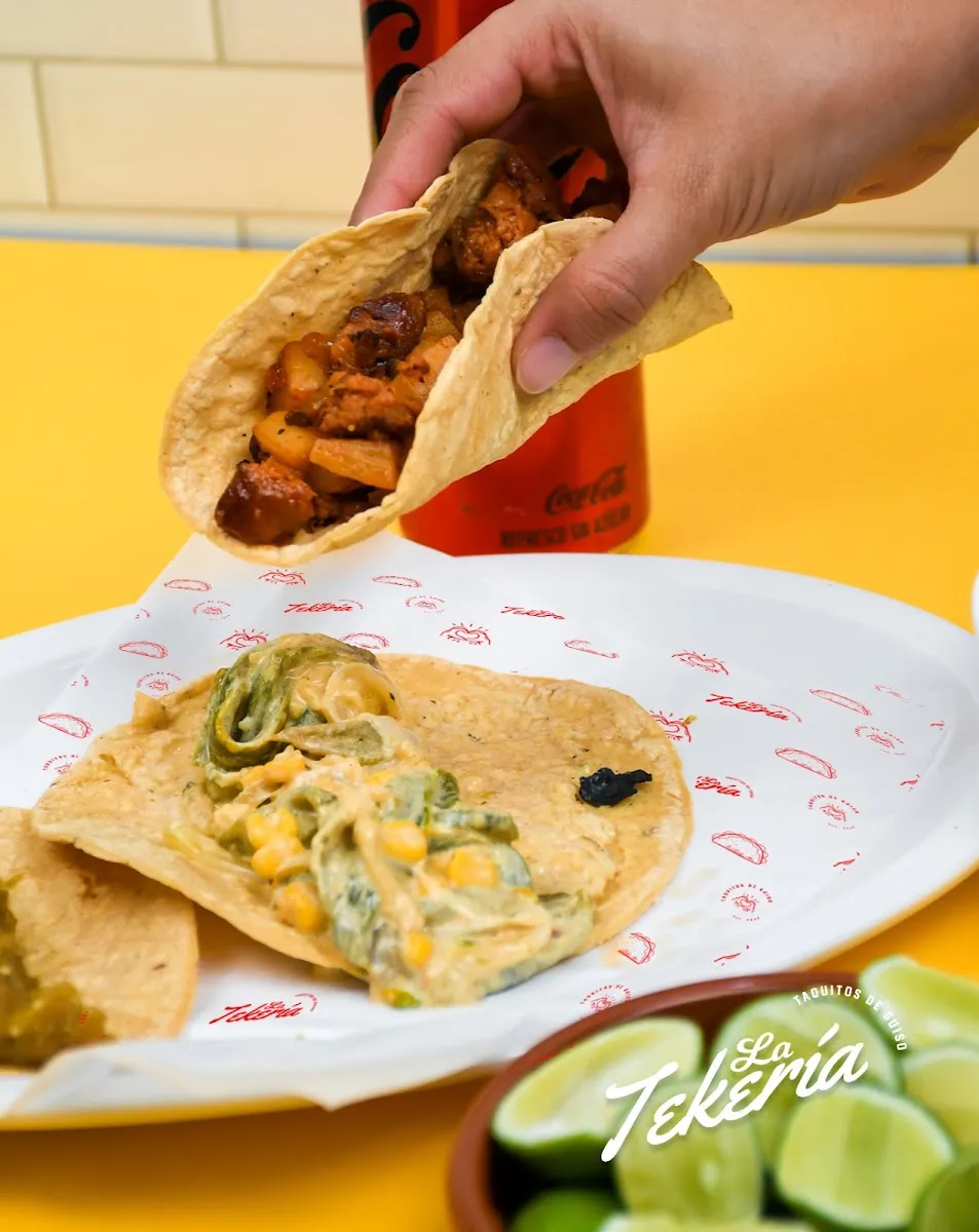 Tacos de guisado con limones y el logo de La Tekería