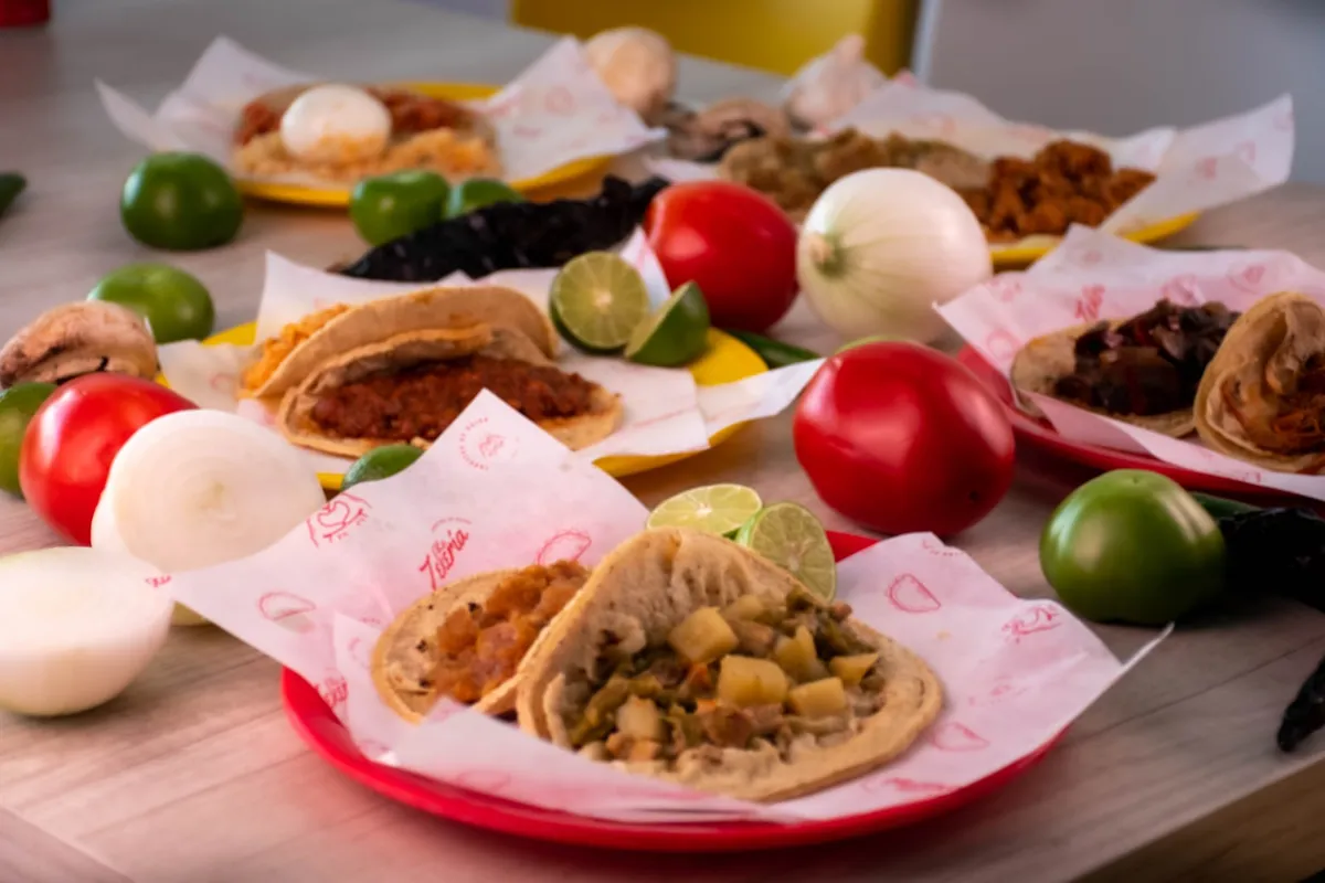 Tacos de varios guisos en la mesa