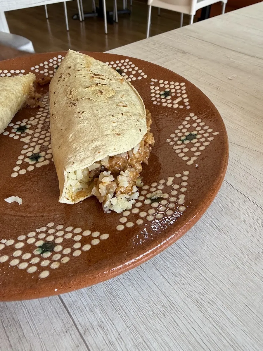 Taco de guisado en plato de barro