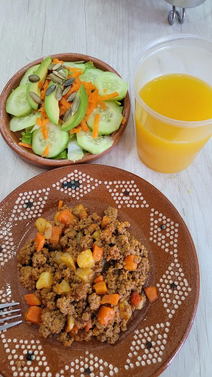 Comida corrida de picadillo con ensalada y agua fresca