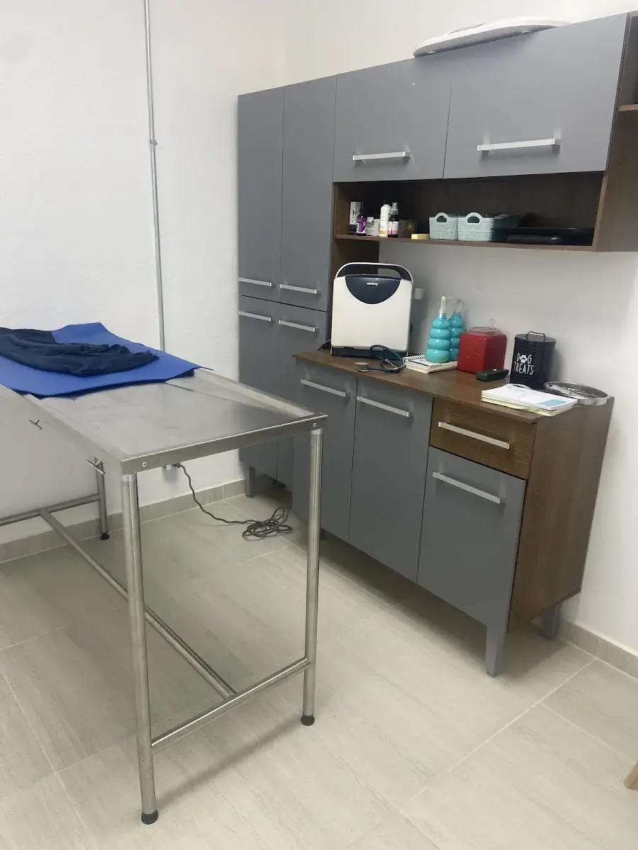 El consultorio con su mesa de exploración