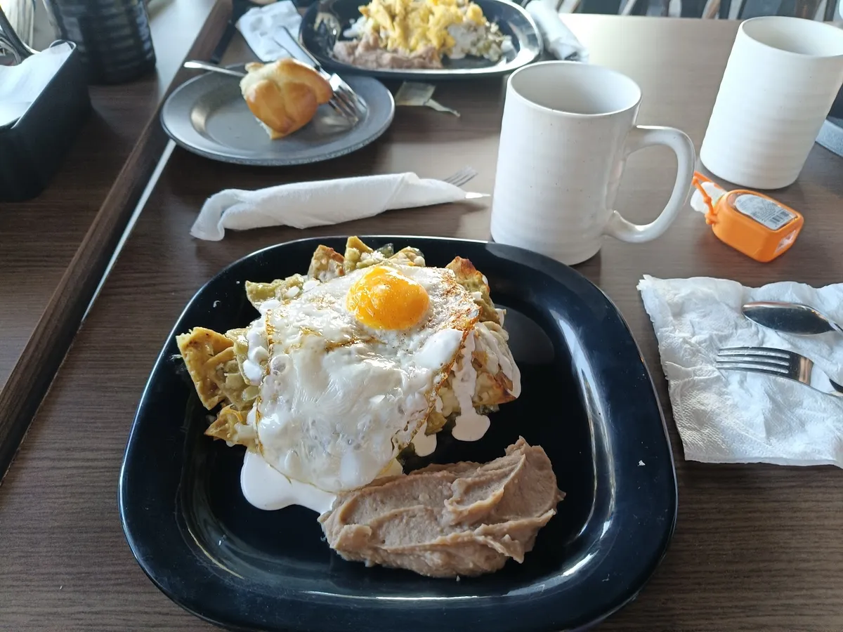 Chilaquiles verdes con huevo estrellado y café