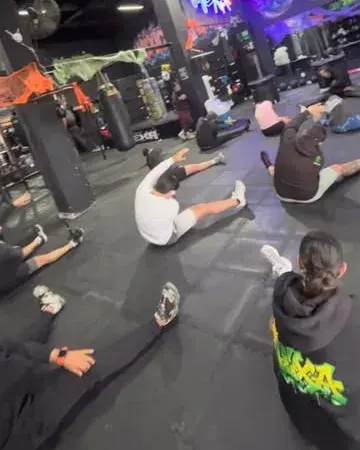 Entrenamiento en grupo en el piso del gimnasio