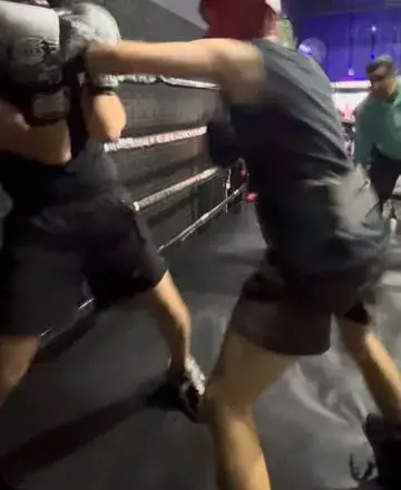 Sparring con guantes junto a las cuerdas