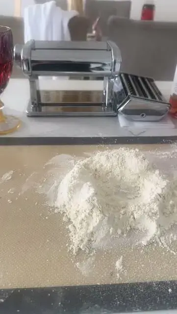 Máquina para pasta y harina en la mesa de trabajo