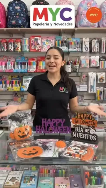 Mostrador de MyC con artículos de Halloween y Día de Muertos