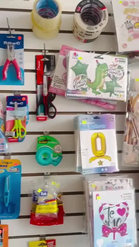 Exhibidor de tijeras, cintas y globos