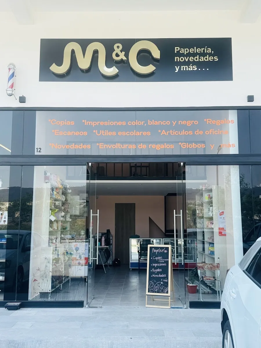 Fachada de MyC con la lista de sus servicios
