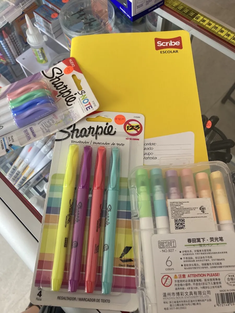 Plumones, marcatextos y una libreta