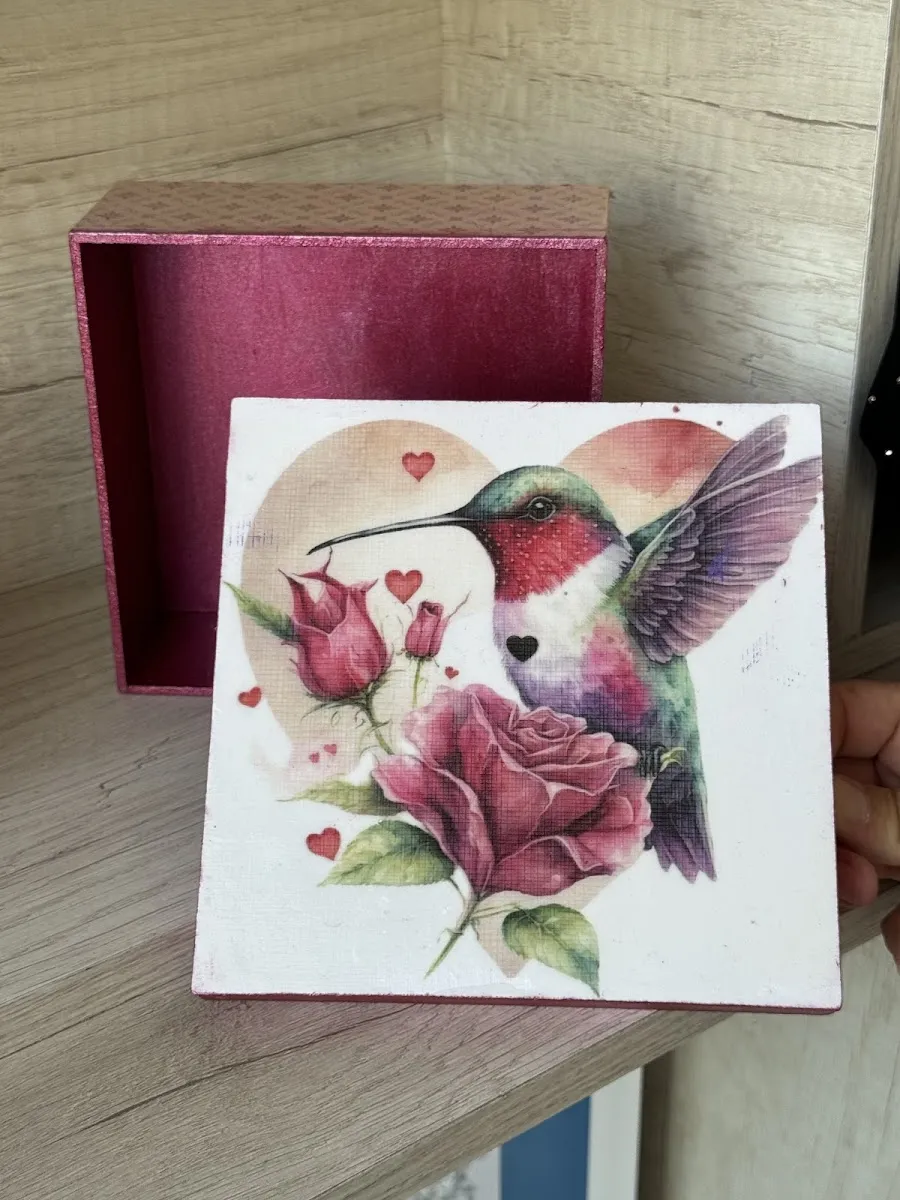 Caja de regalo decorada con un colibrí