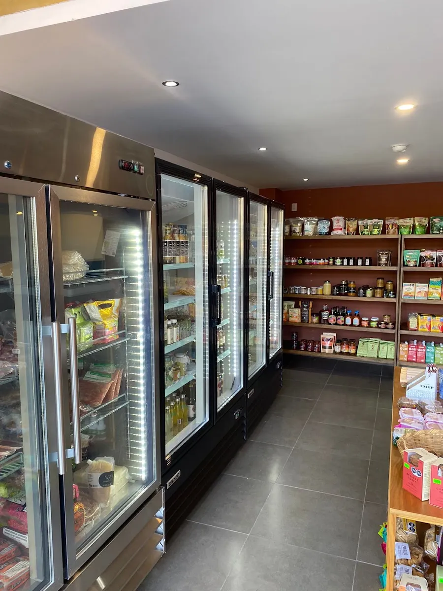 Refrigeradores con lácteos y carnes junto a los anaqueles