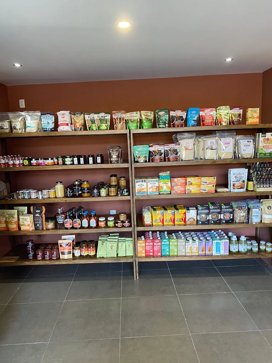 Anaqueles de madera llenos de productos en la tienda de Zákia