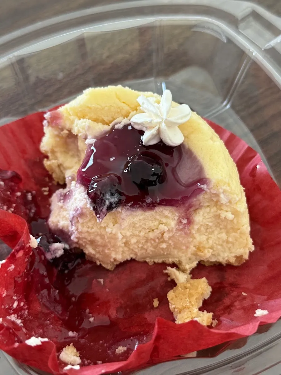Postre con mermelada morada y una flor de betún